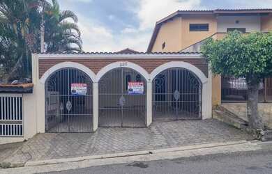 Imagem: A casa possui 3 Dormitórios, 2 Banheiros, 3 Vagas na garagem