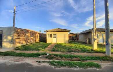 Imagem: A casa possui 2 Dormitórios, 1 Banheiro, 1 Vaga na garagem