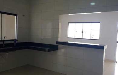 Imagem: A casa possui 2 Dormitórios, 1 Banheiro, 2 Vagas na garagem