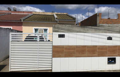 Imagem: A casa possui 3 Dormitórios, 2 Banheiros, 2 Vagas na garagem