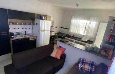 Imagem: A casa possui 3 Dormitórios, 2 Banheiros, 2 Vagas na garagem