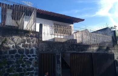 Imagem: A casa possui 4 Dormitórios, 4 Banheiros, 442m² de Área e