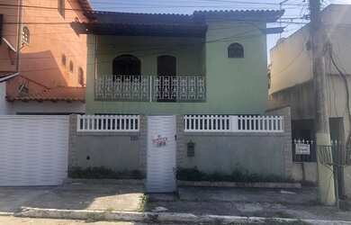 Imagem: A casa possui 3 Dormitórios, 4 Banheiros, 2 Vagas na garagem