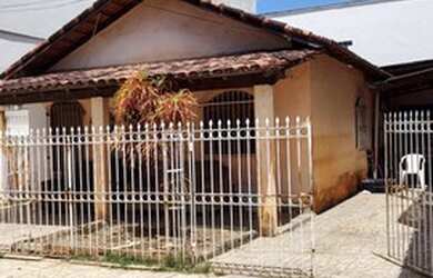 Imagem: A casa possui 3 Dormitórios, 1 Banheiro, 3 Vagas na garagem