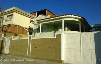 Imagem: A casa possui 4 Dormitórios, 2 Banheiros, 5 Vagas na garagem