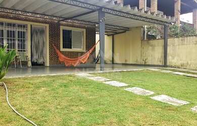 Imagem: A casa possui 4 Dormitórios, 2 Banheiros, 5 Vagas na garagem