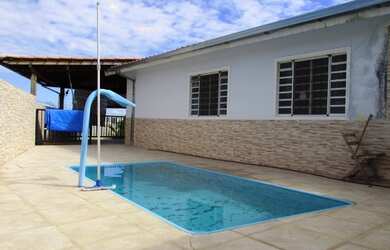 Imagem: A casa possui 3 Dormitórios, 2 Banheiros, 4 Vagas na garagem