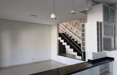 Imagem: A casa em condomínio possui 4 Dormitórios, 5 Banheiros, 2