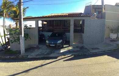 Imagem: A casa possui 3 Dormitórios, 1 Banheiro, 2 Vagas na garagem