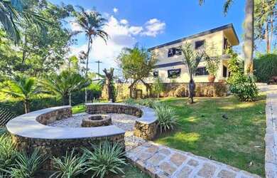 Imagem: A casa possui 3 Dormitórios, 4 Banheiros, 5 Vagas na garagem