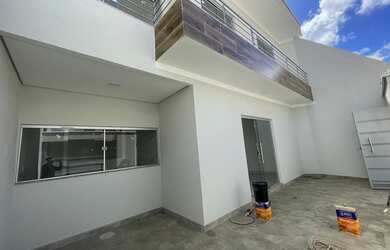 Imagem: A casa possui 3 Dormitórios, 2 Banheiros, 1 Vaga na garagem