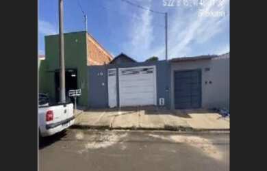 Imagem: A casa possui 2 Dormitórios, 1 Banheiro, 1 Vaga na garagem