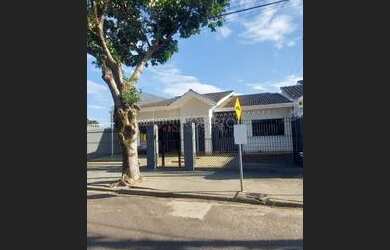 Imagem: A casa possui 3 Dormitórios, 3 Banheiros, 4 Vagas na garagem