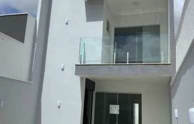 Imagem: A casa possui 3 Dormitórios, 3 Banheiros, 2 Vagas na garagem