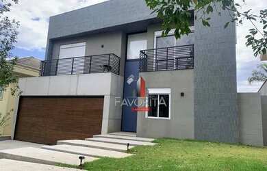 Imagem: A casa em condomínio possui 5 Dormitórios, 5 Banheiros, 5