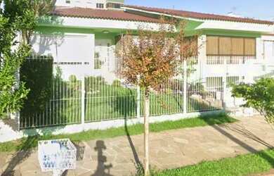 Imagem: A casa possui 4 Dormitórios, 3 Banheiros, 2 Vagas na garagem