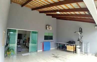 Imagem: A casa possui 3 Dormitórios, 1 Banheiro, 2 Vagas na garagem