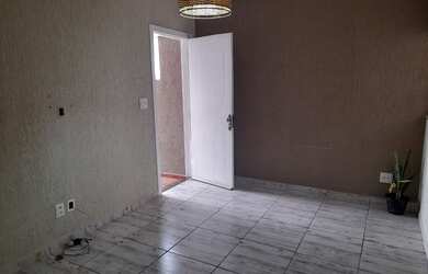 Imagem: A casa possui 3 Dormitórios, 2 Banheiros, 1 Vaga na garagem