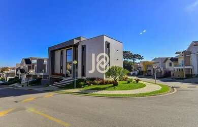 Imagem: A casa possui 4 Dormitórios, 5 Banheiros, 4 Vagas na garagem