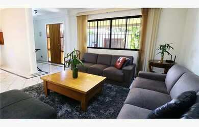 Imagem: A casa possui 3 Dormitórios, 3 Banheiros, 5 Vagas na garagem