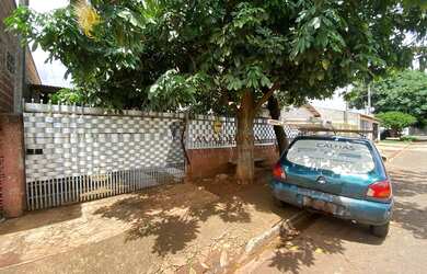 Imagem: A casa possui 2 Dormitórios, 1 Banheiro, 2 Vagas na garagem