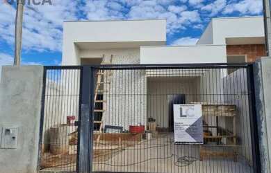 Imagem: A casa possui 3 Dormitórios, 1 Banheiro, 2 Vagas na garagem