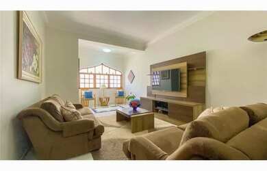 Imagem: A casa possui 1 Banheiro e 275m² de Área e está localizado