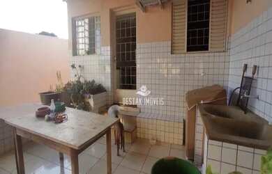 Imagem: A casa possui 3 Dormitórios, 2 Banheiros, 4 Vagas na garagem