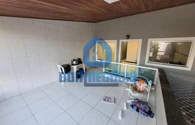 Imagem: A casa possui 1 Dormitório, 1 Banheiro, 1 Vaga na garagem