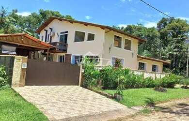 Imagem: A casa possui 4 Dormitórios, 4 Banheiros e 355m² de Área