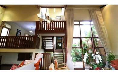 Imagem: A casa possui 4 Dormitórios, 2 Banheiros, 3 Vagas na garagem