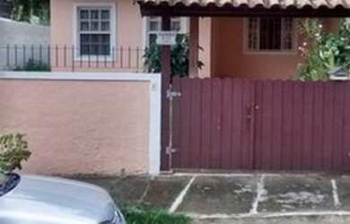 Imagem: A casa possui 3 Dormitórios, 2 Banheiros, 2 Vagas na garagem