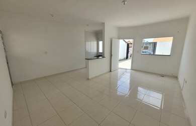 Imagem: A casa possui 2 Dormitórios, 1 Banheiro, 2 Vagas na garagem