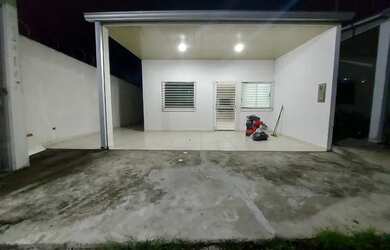 Imagem: A casa possui 2 Dormitórios, 1 Banheiro, 2 Vagas na garagem