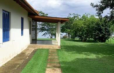 Imagem: A casa possui 3 Dormitórios, 5 Vagas na garagem e está localizado