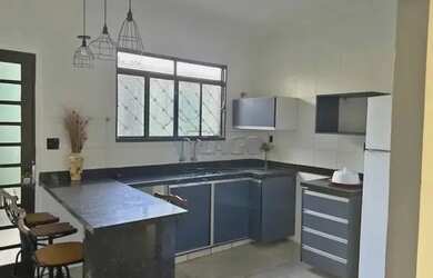 Imagem: A casa à venda possui 4 Dormitórios, 3 Banheiros, 2 Vagas