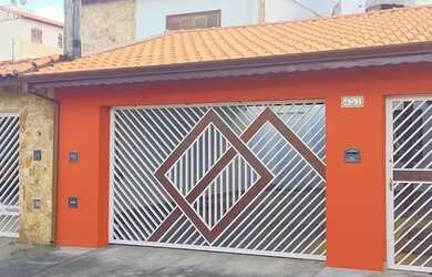 Imagem: A casa possui 3 Dormitórios, 2 Banheiros, 3 Vagas na garagem