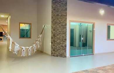 Imagem: A casa possui 3 Dormitórios, 2 Banheiros, 2 Vagas na garagem