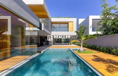 Imagem: A casa em condomínio possui 5 Dormitórios, 5 Banheiros, 4