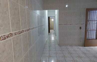 Imagem: A casa e possui 2 Dormitórios, Suítes, 2 Banheiros, 80-0m²