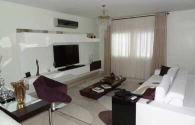 Imagem: A casa possui 3 Dormitórios, 3 Banheiros, 2 Vagas na garagem