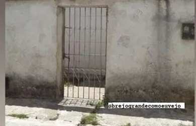 Imagem: A casa possui 4 Dormitórios, 1 Banheiro e está localizado