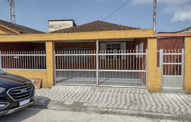 Imagem: A casa possui 3 Dormitórios, 2 Banheiros, 3 Vagas na garagem