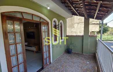 Imagem: A casa possui 3 Dormitórios, 3 Banheiros, 2 Vagas na garagem