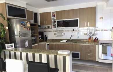 Imagem: A casa possui 3 Dormitórios, 5 Banheiros, 3 Vagas na garagem