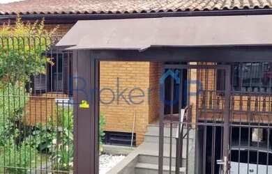 Imagem: A casa possui 5 Dormitórios, 3 Banheiros, 2 Vagas na garagem