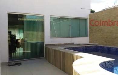 Imagem: A casa possui 1 Dormitório, 5 Banheiros, 2 Vagas na garagem