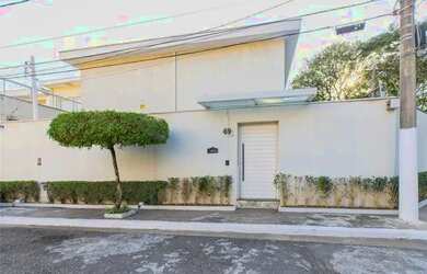 Imagem: A casa possui 3 Dormitórios, 5 Banheiros, 3 Vagas na garagem