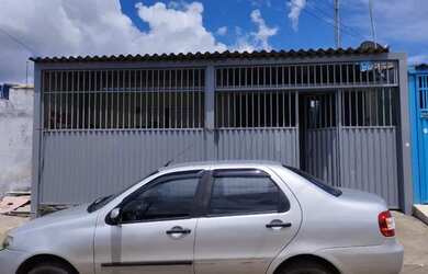 Imagem: A casa possui 4 Dormitórios, 2 Banheiros, 1 Vaga na garagem