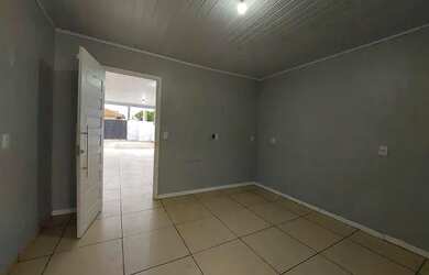 Imagem: A casa possui 3 Dormitórios, 2 Banheiros, 1 Vaga na garagem